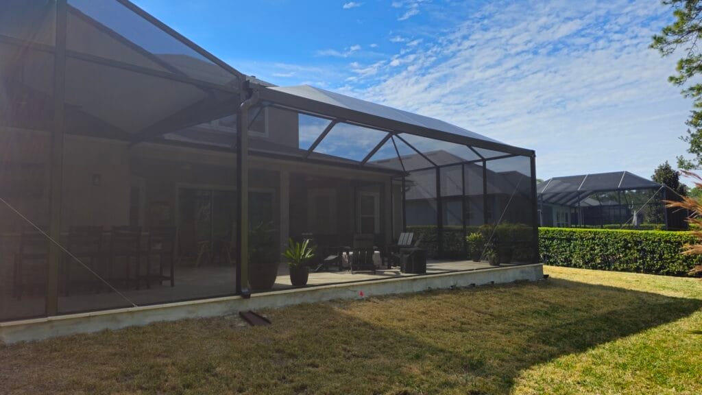custom screen enclosures Jacksonville - A modern patio with custom screen enclosures in Jacksonville, featuring a spacious ou