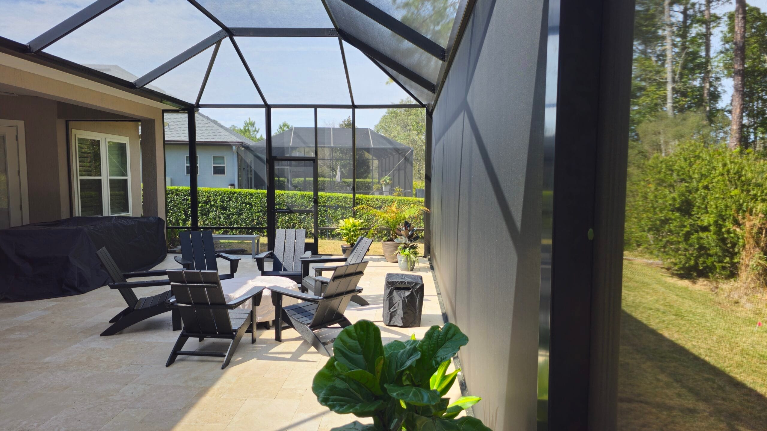 custom screen enclosures Jacksonville - A modern patio with custom screen enclosures in Jacksonville, featuring a spacious se