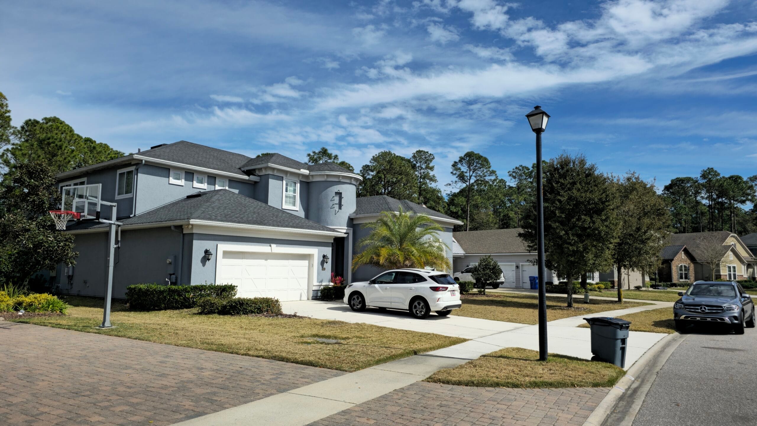 custom screen enclosures Jacksonville - A modern patio with a custom screen enclosure in Jacksonville, featuring comfortable
